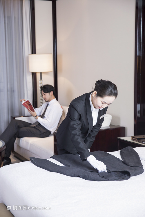 專業(yè)疊衣的藝術(shù) 酒店服務(wù)人員的精益之道
